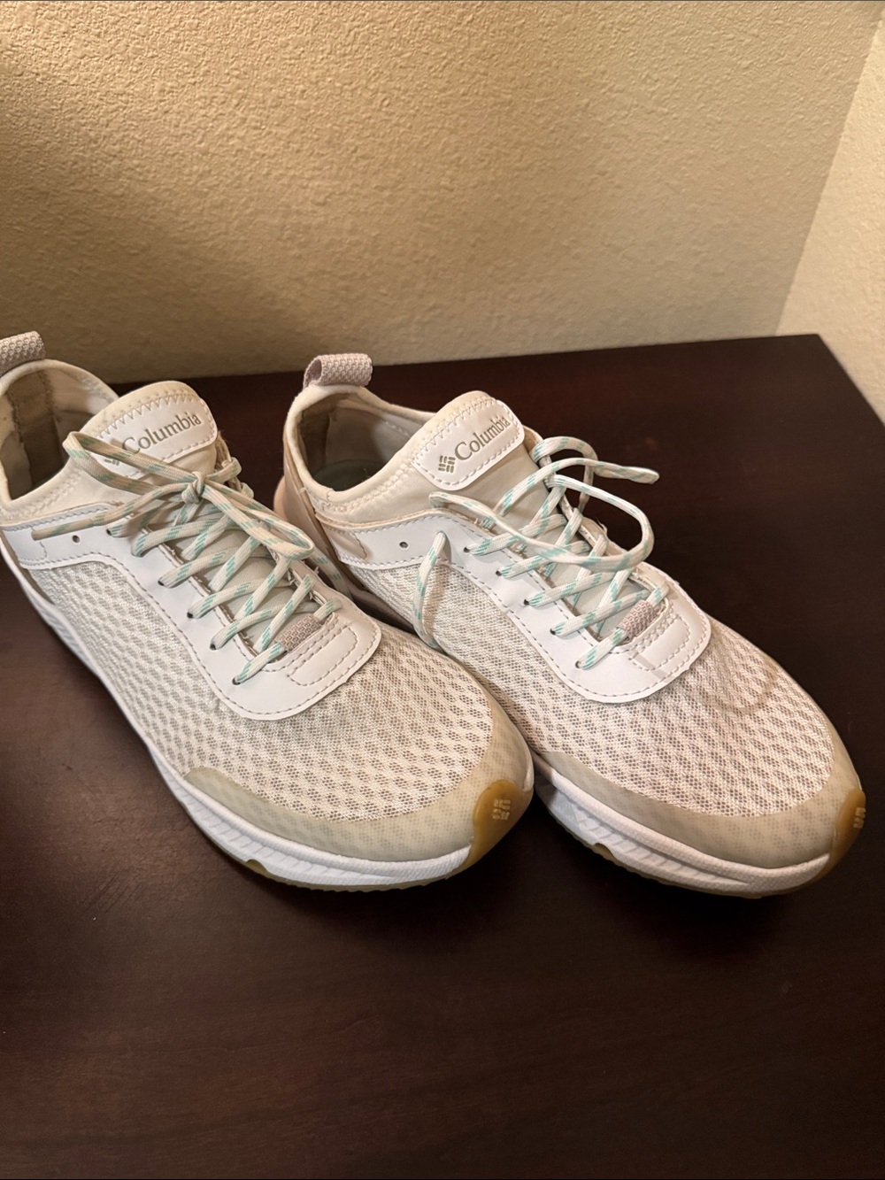 Columbia Woman White and Light Tan Athletic Walking Sneakers Size 8
